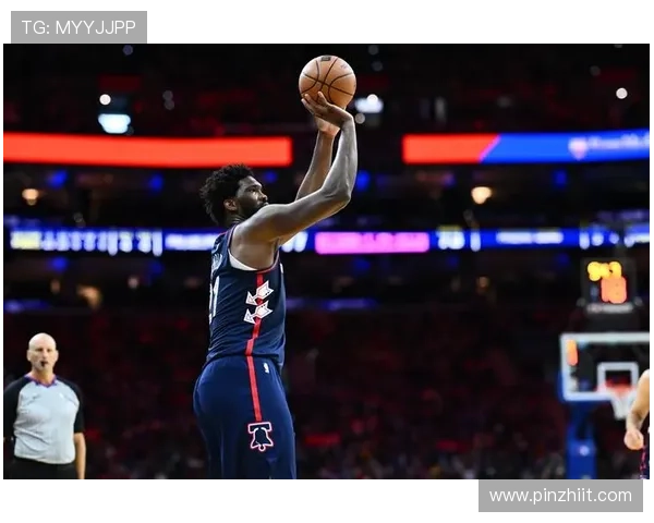 小莫里斯被捕画面曝光 警员为防万一给其戴双副手铐与脚铐