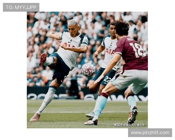 库杜斯头球被神扑理查利森与其撞头起身一度感到有些懵