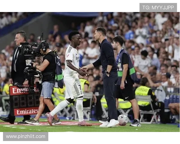 维尼修斯与阿隆索关系紧张皇马更衣室或将面临内部讨论